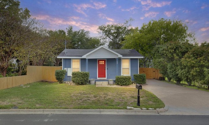 Brenham Maison | The Dragonfly at Brenham - Steps from downtown cottage