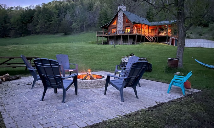 Richland Center Cabine | L'évasion sans dérive! Grande cabine moderne / 57 acres privés dans une zone sans dérive WI