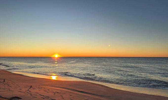 Ocean Bay Park Maison | The Dunes -Oceanfront Renovated Home with Direct Beach Access in OBP. Sleeps 16!