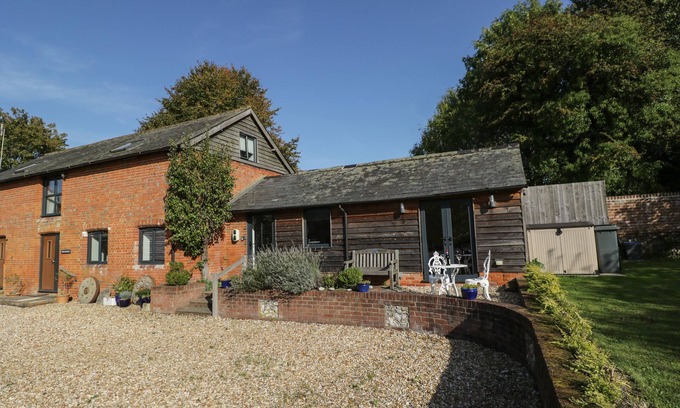 Dunbridge Maison | THE DUNNIT@MANOR FARM, family friendly in West Tytherley