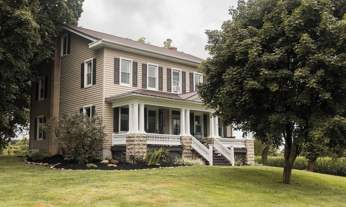 Vicksburg Autre | The Dwelling House - Cozy Farmhouse with hot tub