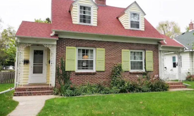Morris Maison | The East Side Inn is a charming little house in the small town of Morris, Minnesota.