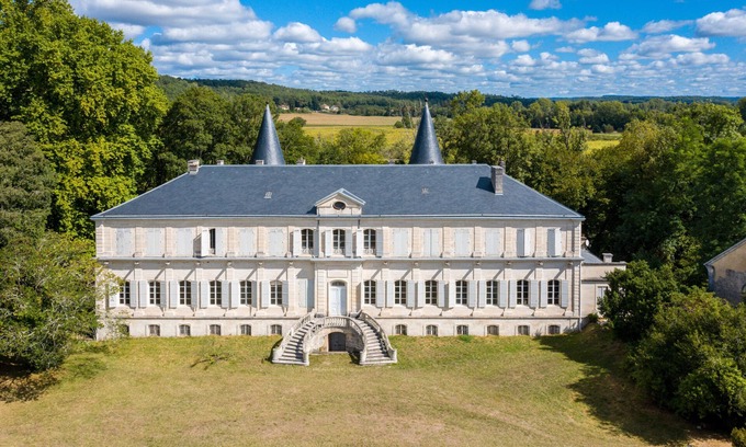 Mayac Maison | The East Wing – Historic Elegance and Modern Comfort at Château de Mayac with Shared Pool