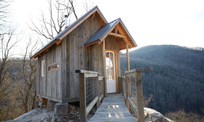 Fletcher Cabine | The Edge of Adventure ~ Breathtaking Cliffside Gem Off Grid-Cabin Adventure!