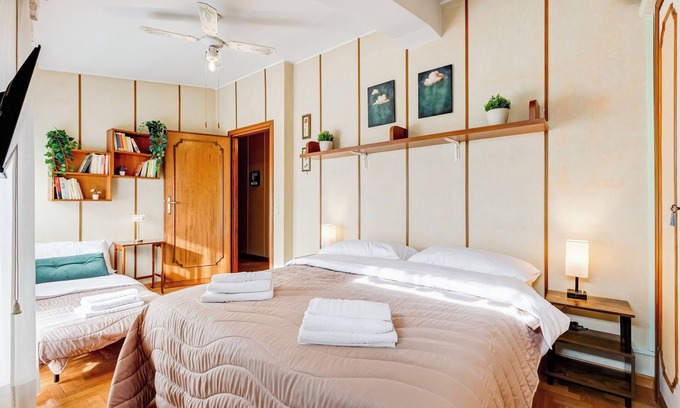 Capannelle Appartement | The Elegant Penthouse: Spacious Penthouse with Parking Space