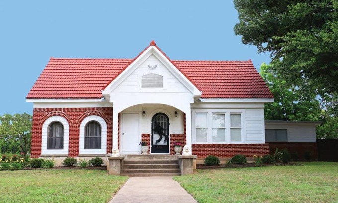 Dean Highland Maison | The Elvis House