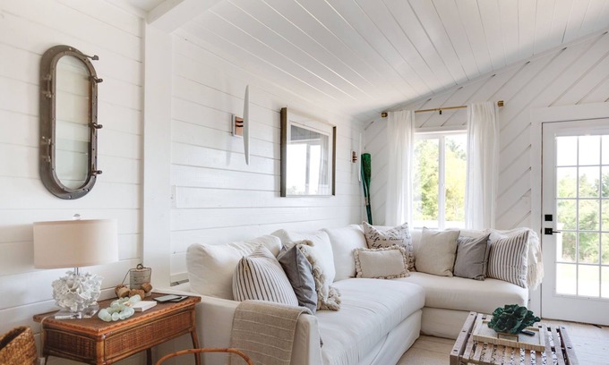 Emerald Isle Cottage | The Emerald Cottage - renovated 1950s beach cottage one block to beach ,hot tub🤍