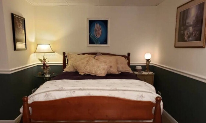 Norwich Lit Et Petit-Déjeuner | The Enchanted Suite in finished basement