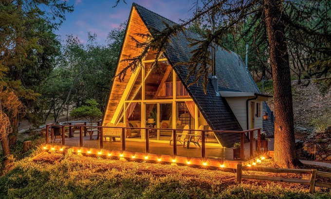 Grants Pass Maison | The Epic A - Hot Tub and Views on an Acre