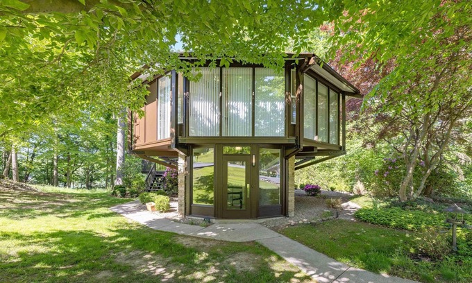 Cheat Lake Maison | The Escape Pod at Cheat Lake / Morgantown, WVU - 2BD/2BA, HOT TUB, Lake & Golf