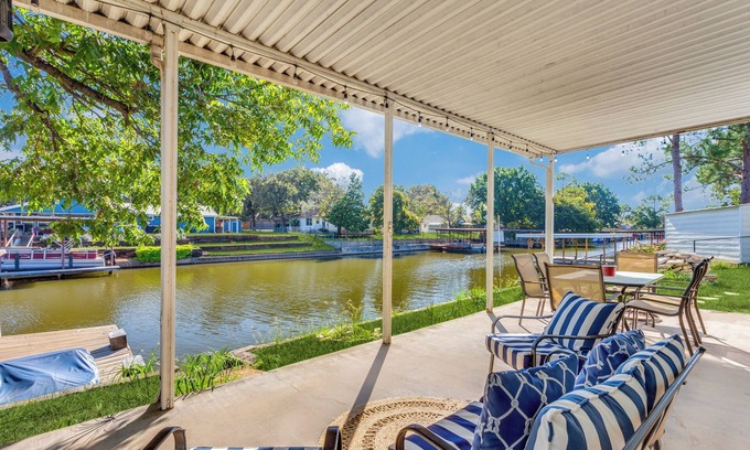 Granbury Maison | The Falling Pecan Lakehouse