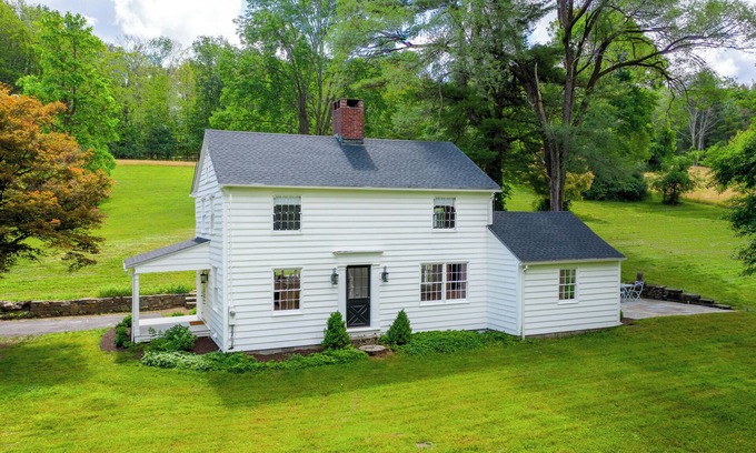 Sharon Autre | 3-Bedroom Farmhouse Retreat in Sharon with AC, WiFi