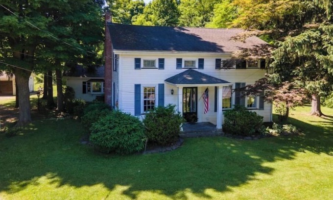 Lancaster Maison | The Farmhaus - rustic 1800s homestead sleeps 12
