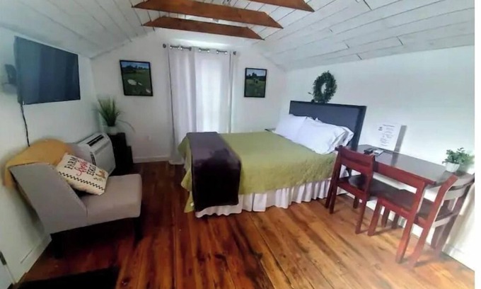 Staunton Maison | The Firefly Springhouse