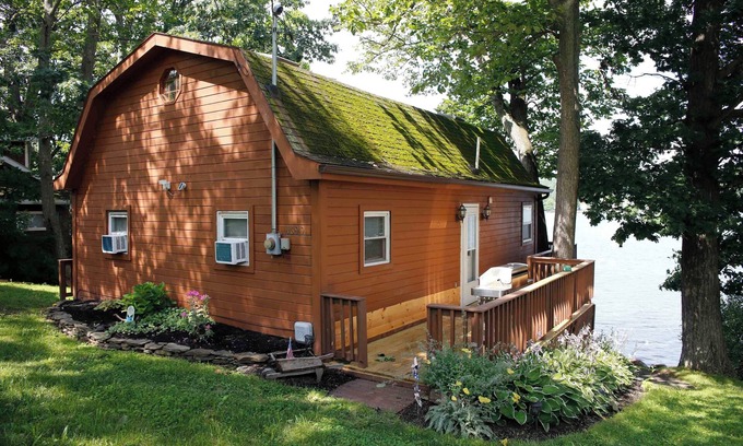 Dundee Cabine | The Fish Inn | This classic lakefront cottage sits on the East side of Waneta Lake