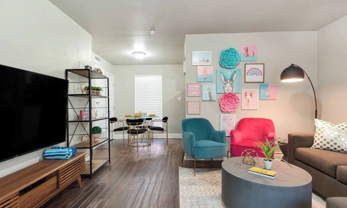 Oakmont Heights Appartement | The Flamingo | Whimsical | Central AUS | Sleeps 5