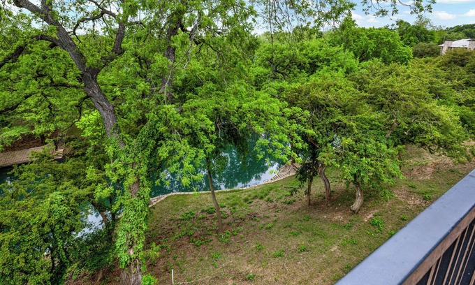 New Braunfels Copropriété | The Float Inn. Magnifique condo surplombant le Comal, en face de Schlitterbahn
