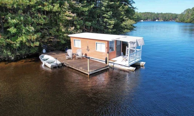 Brantingham Location De Bateaux | The Floater-A House Boat on Grant Island, Bham Lk