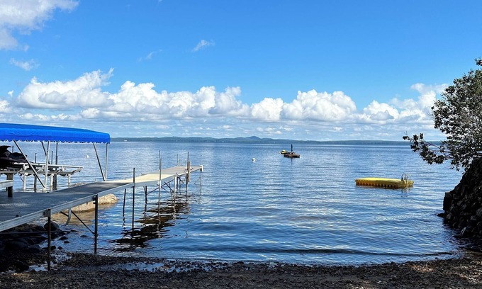 Standish Maison | The Flying Mermaid - A cute and cozy lake view cottage just steps to Sebago Lake