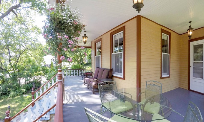 Port Jefferson Lit Et Petit-Déjeuner | The Fox and Owl Inn - Victorian B&B Revised for a Contactless Summer of Fun!