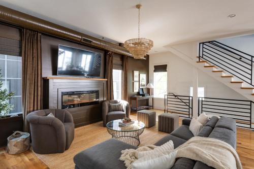 Edgehill Maison | The Gambler - Pool Table Plus Rooftop with Firepit