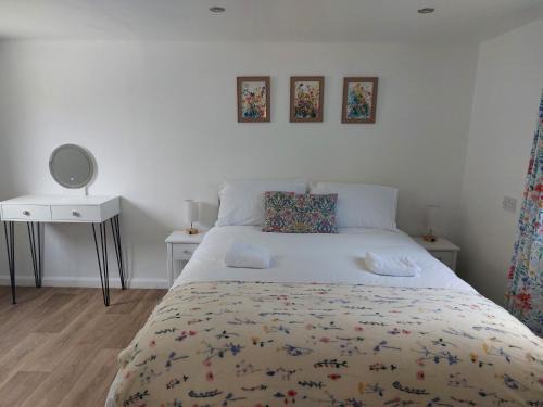 Hewish Maison | The Garden Room at Poplar Cottage