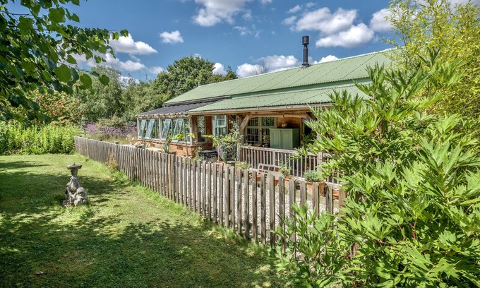 Somerton Maison | La salle du jardin. Hébergement à ossature bois, clair et aéré avec véranda.