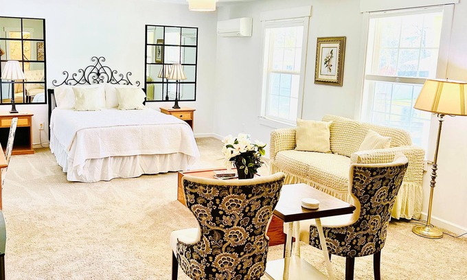 Spring Hill Appartement | The Gardenia Suites ™ - Suite B ~ Country feel in the heart of Spring Hill.
