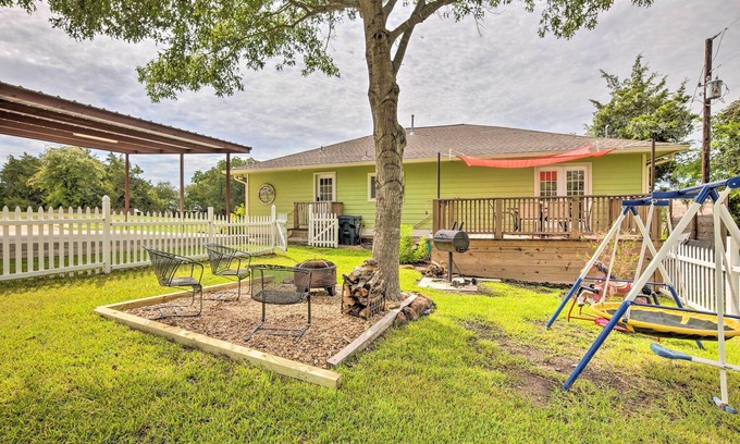 Brenham Maison | 'The Gathering Place' Brenham Home on 6 Acres