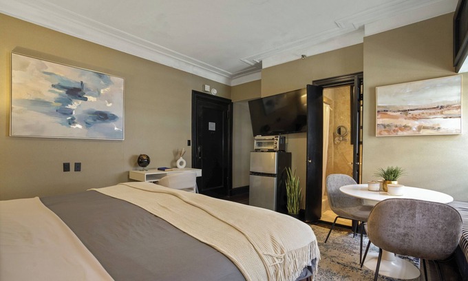 Central New York City Appartement | The Gatsby Apartment at The Historic Mansfield Residence