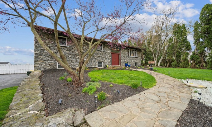 Washington Boro Maison | The Getaway a River View Home w/Pool & Hot Tub