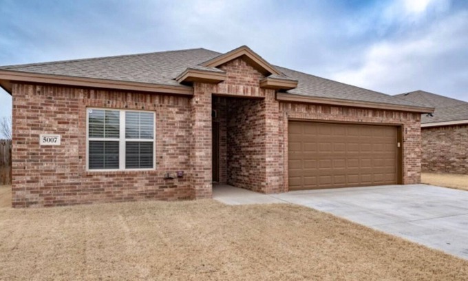 North by Northwest Maison | The Getaway -N. Lubbock - 4 Bedroom
