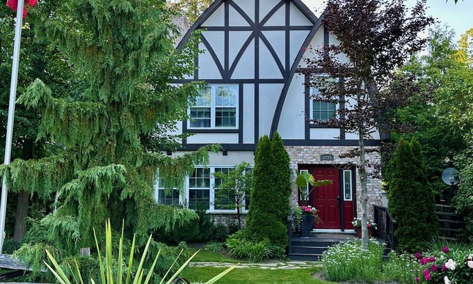 Innisfil Maison | The Gingerbread Guest House