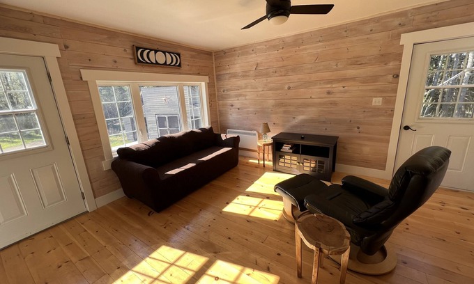 Lakeside Cottage | The Glowbug Cottage