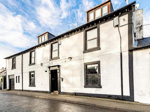 Mauchline Maison | The Golden Crown