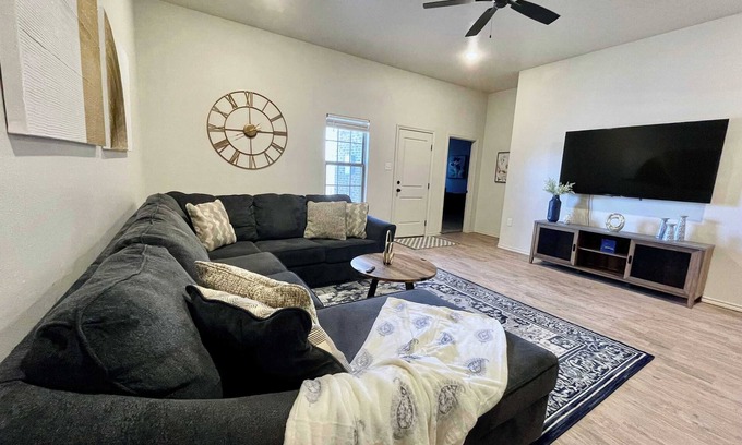 North by Northwest Maison | The Golden Paradise 2BR 2BA New Construction