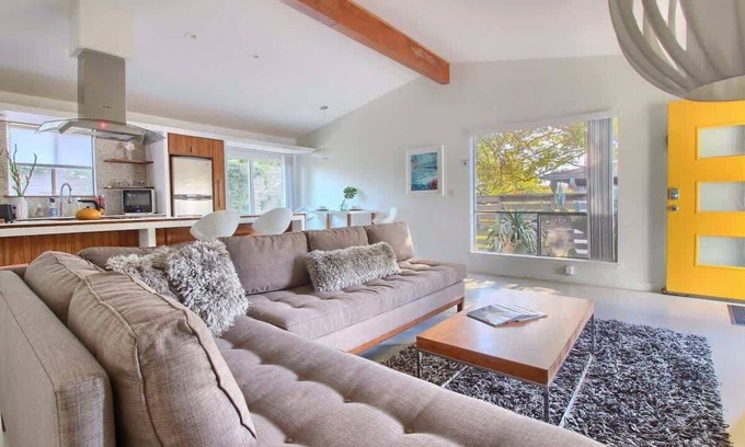 South River City Maison | The Goldie Summary: B