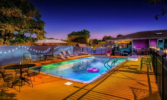 Commack Maison | THE GOOD VIBEZ HOUSE! Mini Golf Course,Heated Pool,Hot Tub,Game Room,Angel Wing