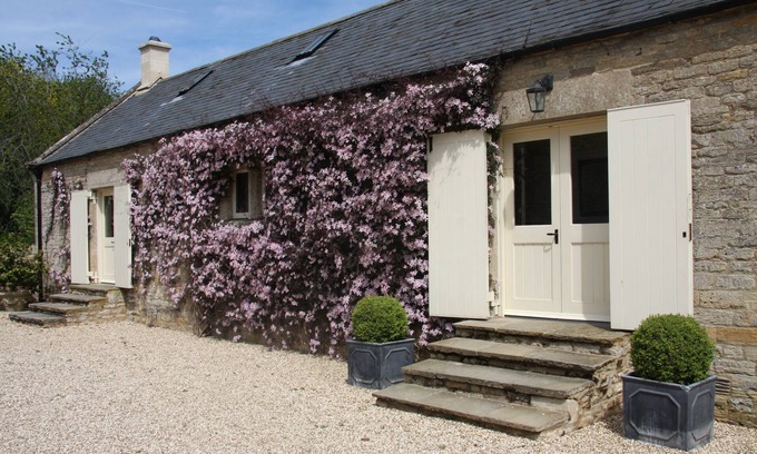 Bourton Cottage | Le grenier est en zone rurale, parfait pour les familles, les couples et les animaux domestiques.