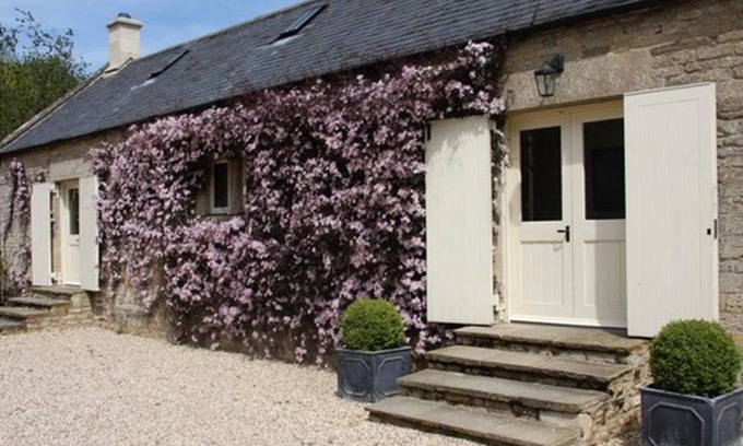 Bourton Maison | THE GRANARY, pet friendly, with open fire in Bourton-On-The-Water