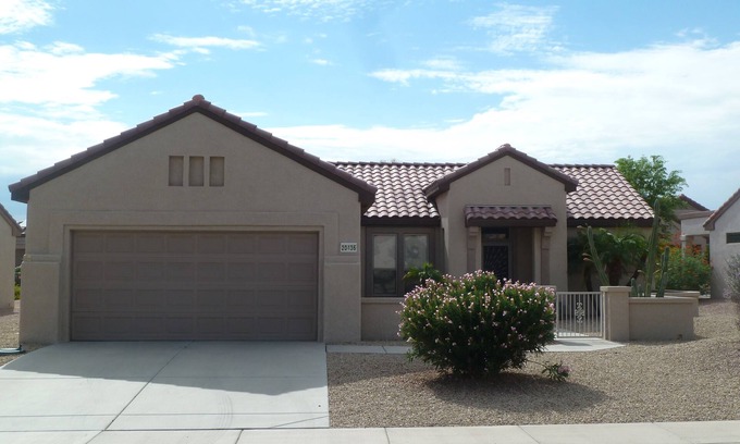Desert Sage Maison | Sun City Grand, meublé, disposition de la chambre divisée. 2BR, 2BA. Voiture de golf incluse!