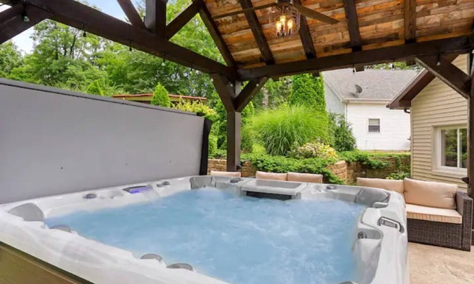 Peoria Maison | The Grandview Retreat. Elite 4 bedroom & Hot Tub