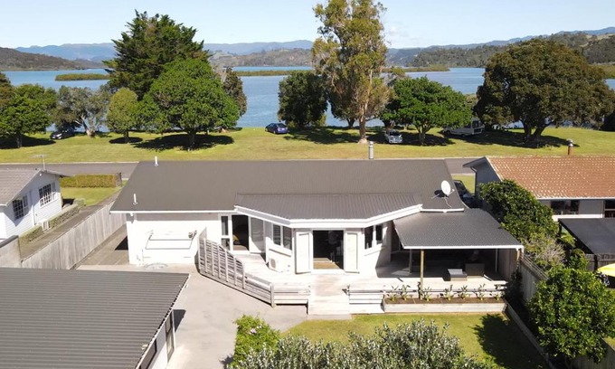 Whitianga Maison | The Great Escape, Luxury Waterfront, HotTub