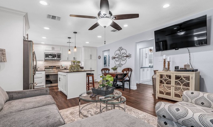 Brenham Maison | The Green Emerald Close to Down Town Brenham
