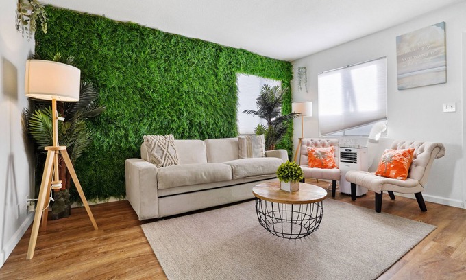 Pierpont Bay Appartement | The Green Haven, 1 Minute Walk to Beach & Restaurants, 2 King Size Beds, Kitchen