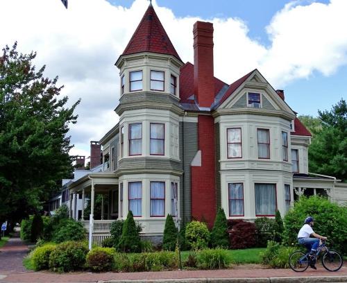 Southern Coast Maison | The Gregory House - A Maine Victorian Mansion