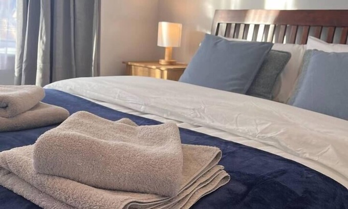 Woodside Maison | The Grenadine House - Spacious home away from home close to Main train station