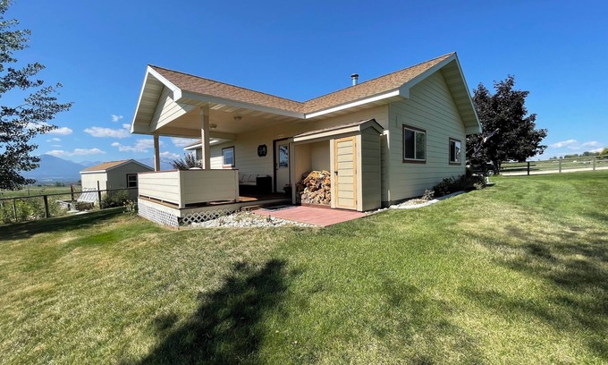 Corvallis Maison | The Guesthouse - on 3.5 acres in Corvallis, MT