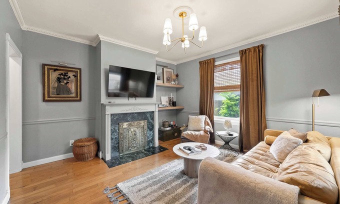 Olde Towne East Maison | The Gustavus House - For 4!