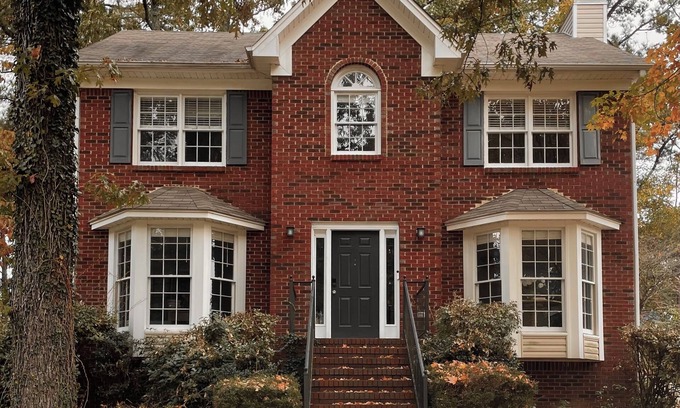 Alabaster Maison | The Hallmark House on Cambridge Lane, 30 mins from Birmingham, 4 mins from I-65